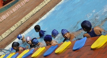 Esportes aquáticos no Clube do Povo tiram crianças e adultos do sedentarismo